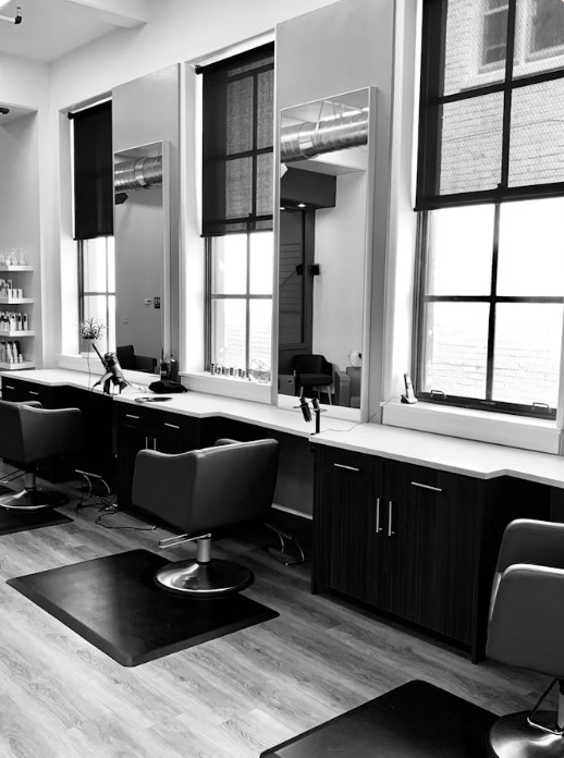 Velvet Nail Bar studio in Amsterdam — single workstation, warm lighting